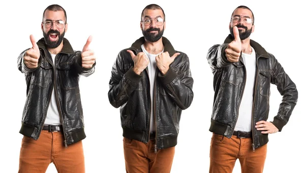 Hombre usando una chaqueta de cuero con el pulgar hacia arriba —  Fotos de Stock