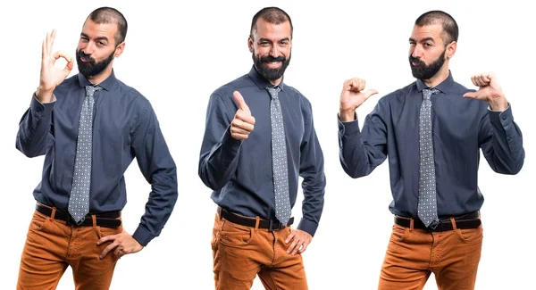 Hombre con el pulgar hacia arriba — Foto de Stock