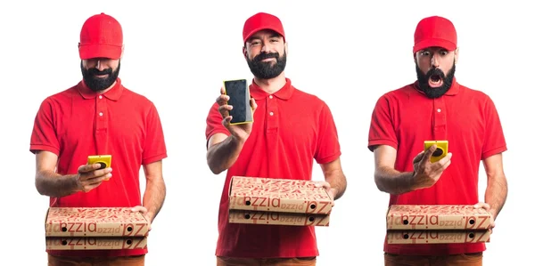피자 배달 남자 모바일을 들고 — 스톡 사진