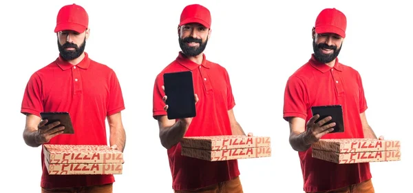 Pizza teslimi adam bir tablet holding — Stok fotoğraf