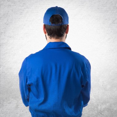 Tesisatçı arka pozisyonda