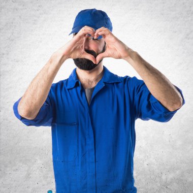 Tesisatçı elleri ile bir kalp yapma