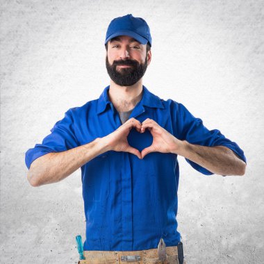 Tesisatçı elleri ile bir kalp yapma