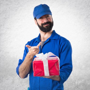 Bir hediye tutarak tesisatçı