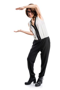 Bir şey tutan esmer kadın