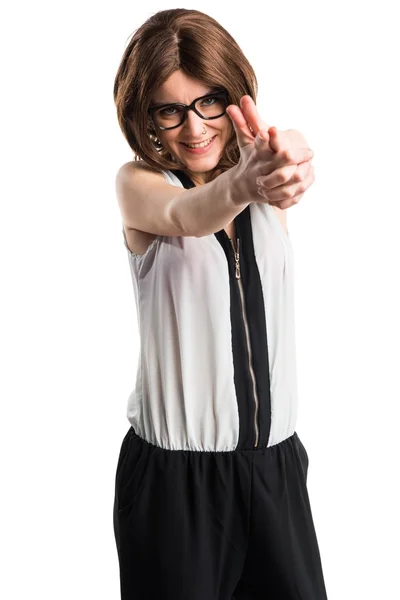 Bruneta žena zbraň gesto — Stock fotografie