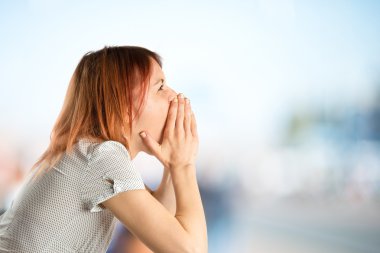 Beyaz arka plan üzerinde bağıran genç kız