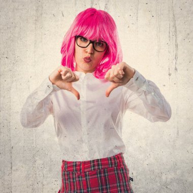 Öğrenci kız kötü sinyal yapıyor