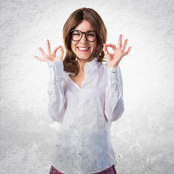 Estudiante chica haciendo OK signo —  Fotos de Stock