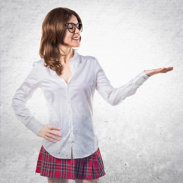 Studente ragazza holding qualcosa — Foto Stock