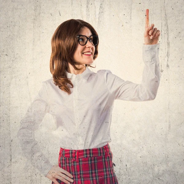 Adolescente estudante menina tocando na tela transparente — Fotografia de Stock