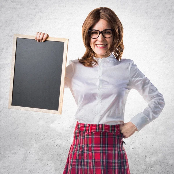 Estudante menina segurando um cartaz vazio — Fotografia de Stock