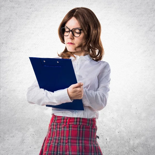 Estudante menina segurando notas escolares — Fotografia de Stock