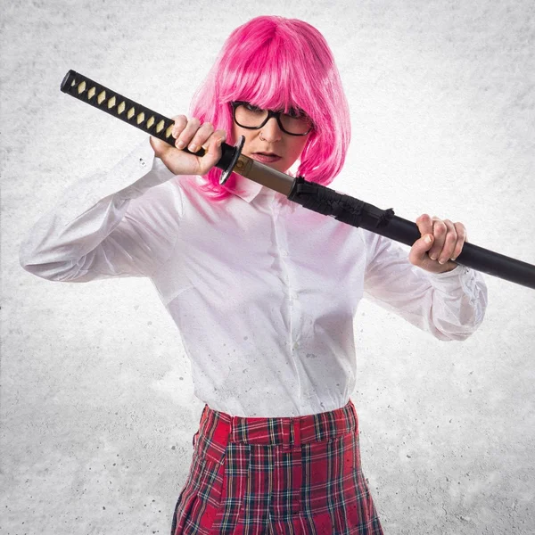 Menina com cabelo rosa segurando uma katana — Fotografia de Stock