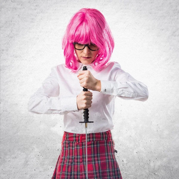 Chica con el pelo rosa sosteniendo una katana — Foto de Stock