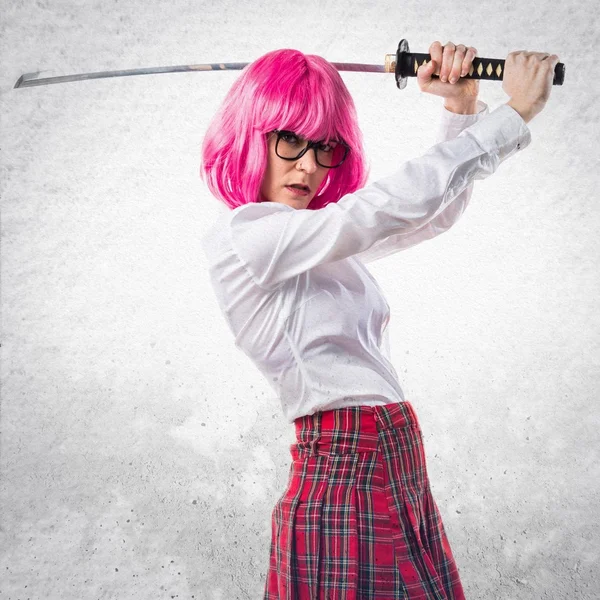 Chica con el pelo rosa sosteniendo una katana — Foto de Stock