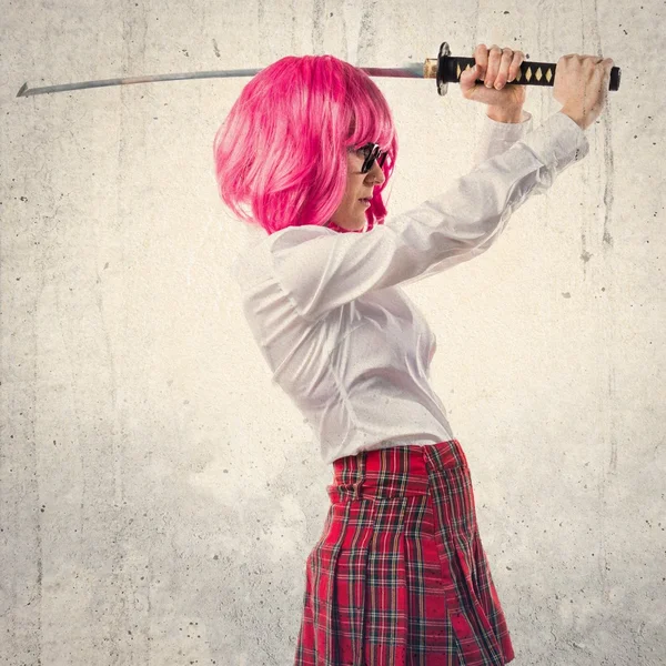 Chica con el pelo rosa sosteniendo una katana — Foto de Stock