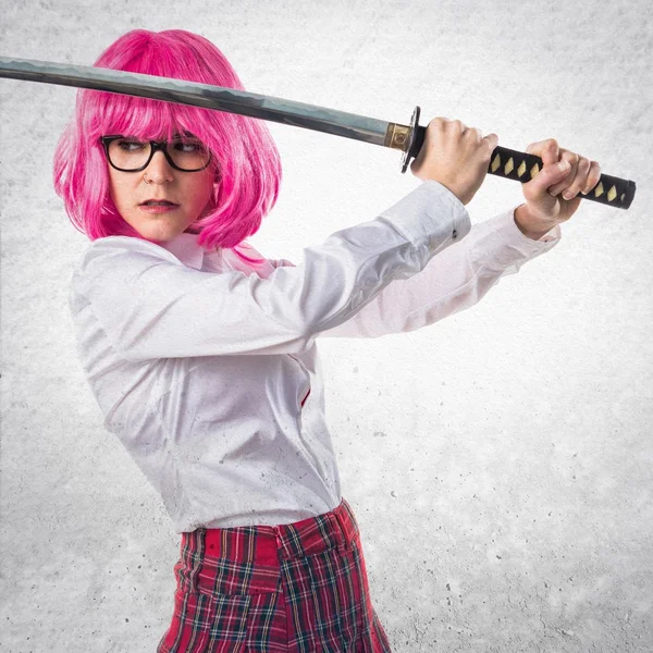 Meisje met roze haar bedrijf een katana — Stockfoto