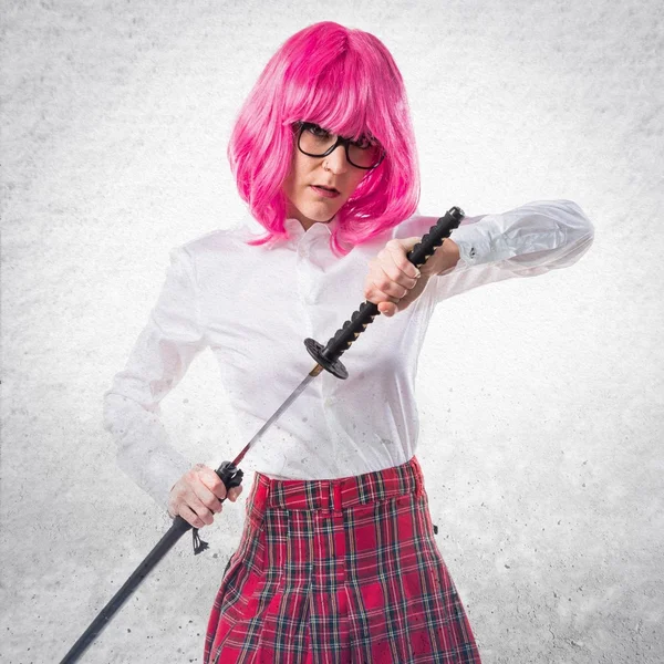 Mädchen mit rosa Haaren hält eine Katana — Stockfoto