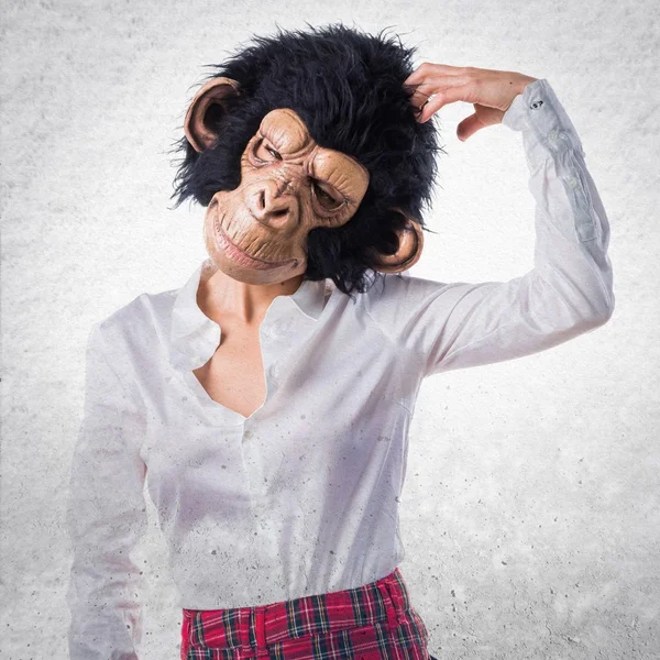 Mädchen mit Affenmaske denken — Stockfoto