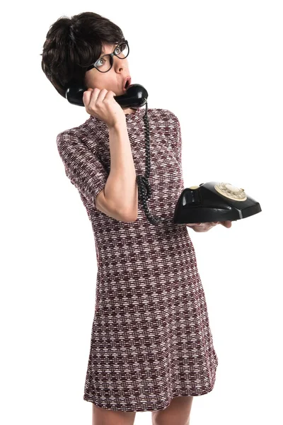 Menina com olhar vintage falando com o telefone vintage — Fotografia de Stock