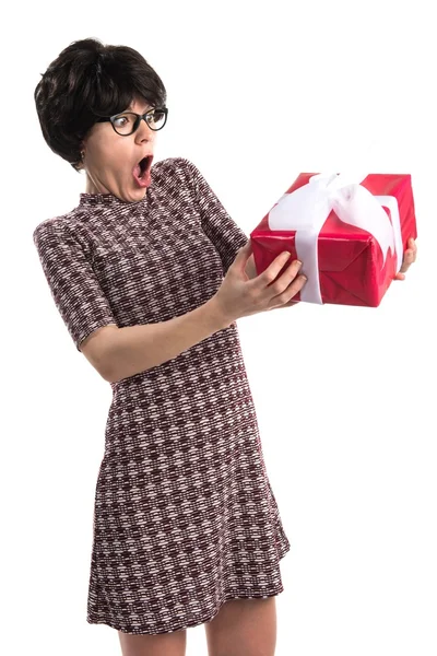 Esmer kız bir hediye holding — Stok fotoğraf
