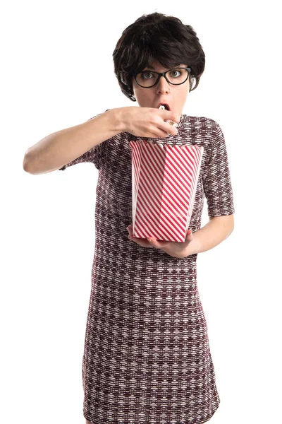 Bruna ragazza mangiare popcorn — Foto Stock