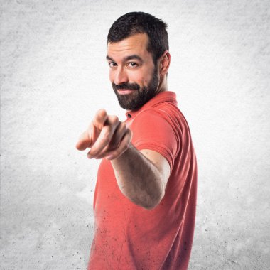 Yakışıklı adam önüne işaret