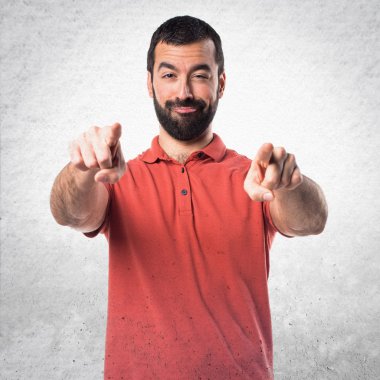 Yakışıklı adam önüne işaret