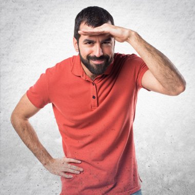 Yakışıklı adam bir şey sunmak