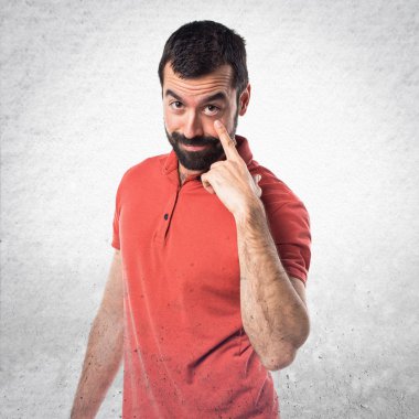 Yakışıklı adam bir şey sunmak