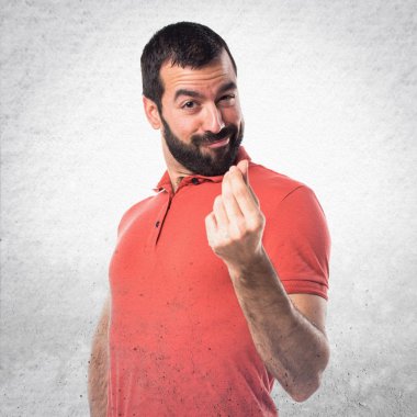 Bir para hareketi yapan yakışıklı erkek