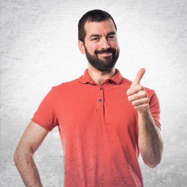 Başparmağı havada yakışıklı bir adam.