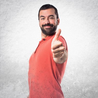 Başparmağı havada yakışıklı bir adam.
