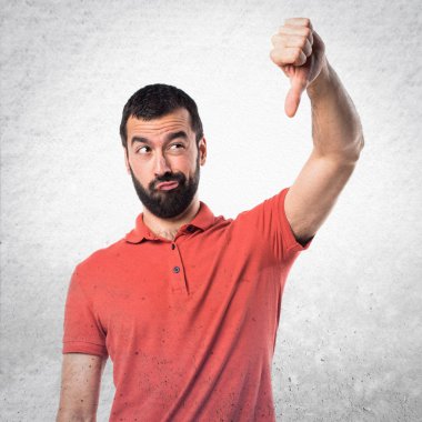 Kötü sinyal yapan yakışıklı erkek