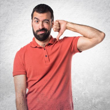 Kötü sinyal yapan yakışıklı erkek