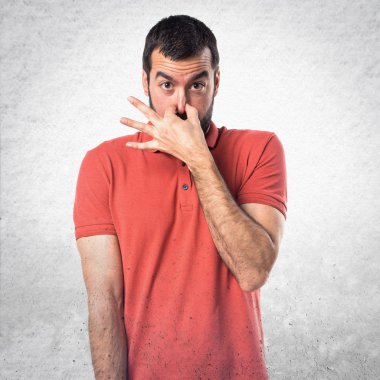 Yakışıklı adam kötü jest kokulu yapma