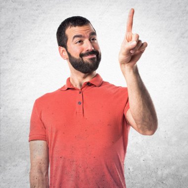 Yakışıklı adam şeffaf ekranda dokunmadan