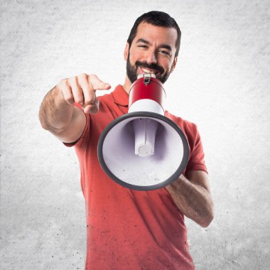 Yakışıklı adam tarafından megafon bağırarak