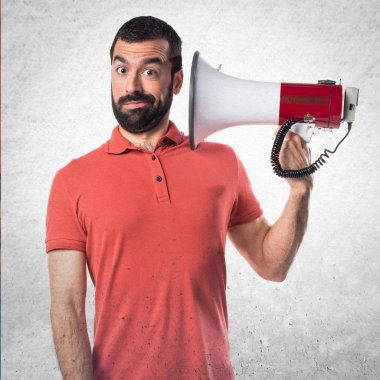 Yakışıklı adam tarafından megafon bağırarak