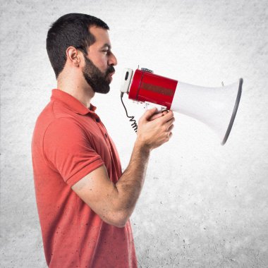 Yakışıklı adam tarafından megafon bağırarak