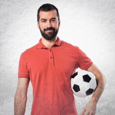 Yakışıklı adam bir futbol topu tutan