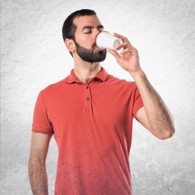 Yakışıklı adam kahve içiyor.