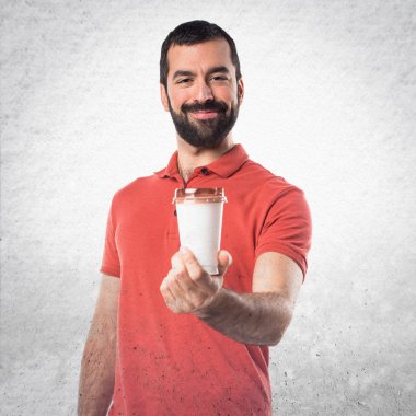 Yakışıklı adam kahve içiyor.