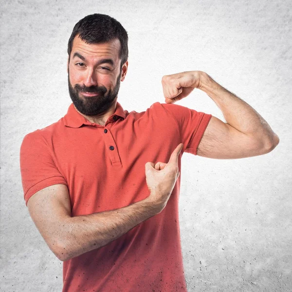 Hombre guapo haciendo un gesto fuerte — Foto de Stock