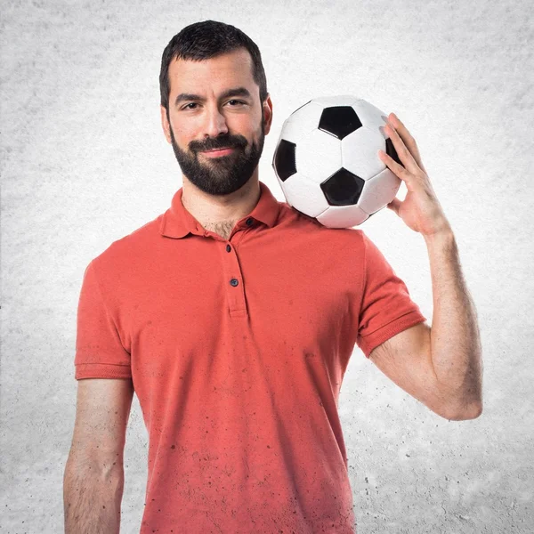 Bell'uomo che tiene un pallone da calcio — Foto Stock