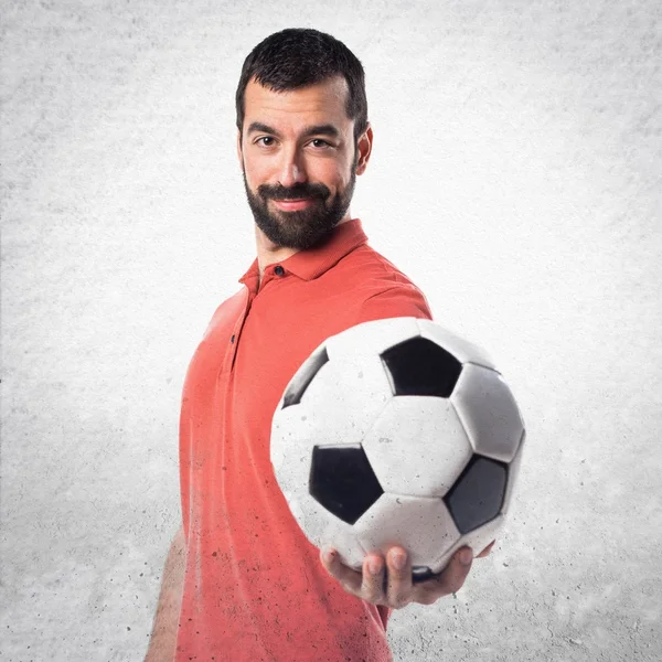 Bell'uomo che tiene un pallone da calcio — Foto Stock