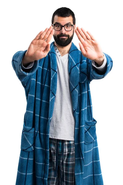 Uomo in vestaglia facendo segno di stop — Foto Stock