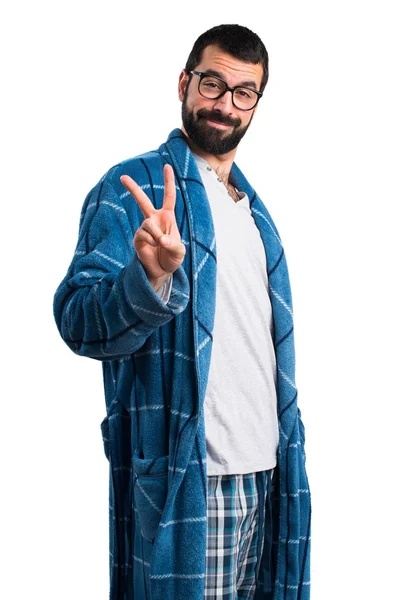 Hombre en bata haciendo gesto de victoria —  Fotos de Stock