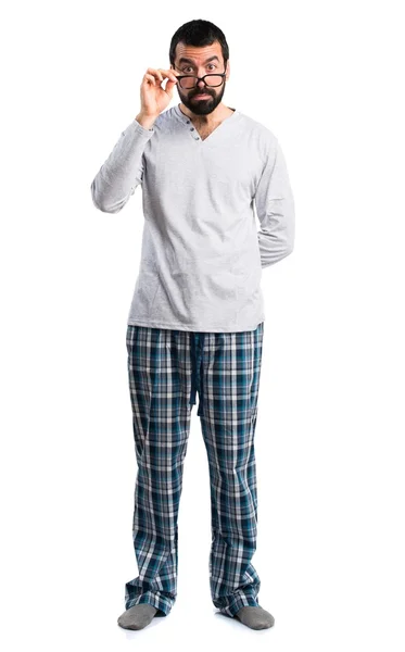 Hombre en pijama mostrando algo — Foto de Stock